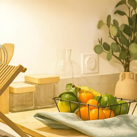 Modern With Ac Near Old & Appartement