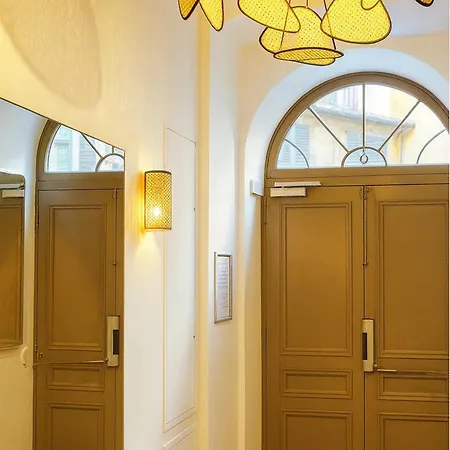 Modern With Ac Near Old & Appartement