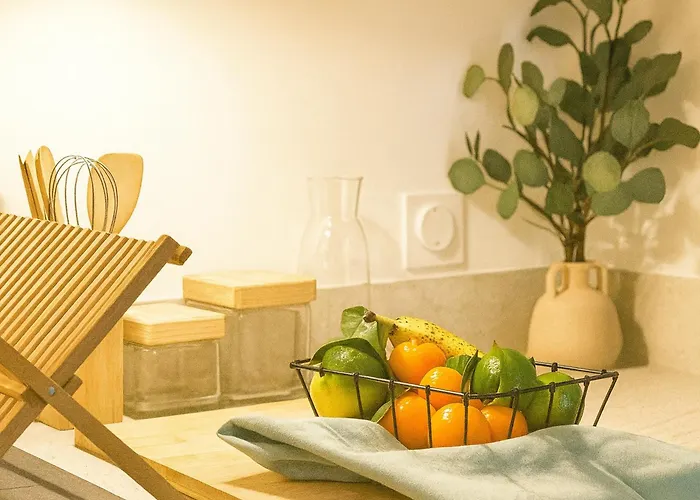 Modern With Ac Near Old & شقة