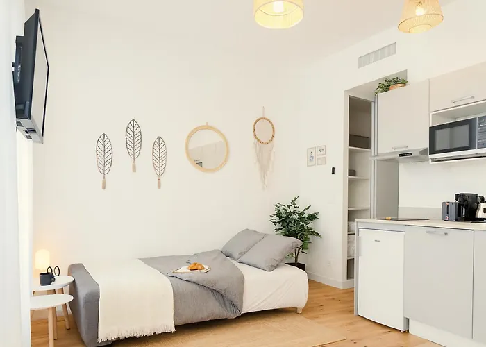 Modern With Ac Near Old & * Nice